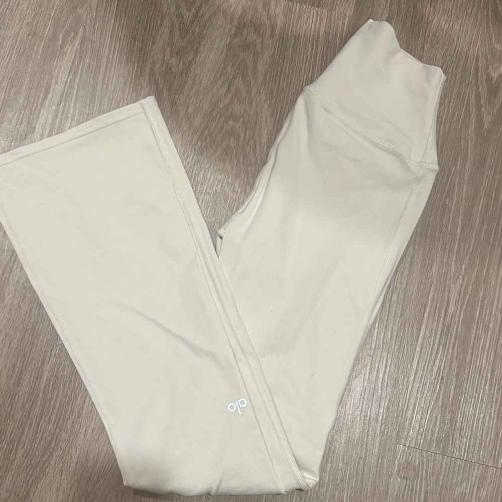 Alo Yoga Cream Leggings bootleg
